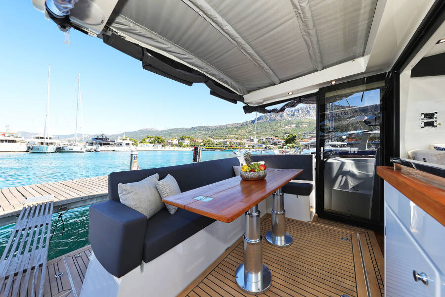 Sealine C390 Tireless