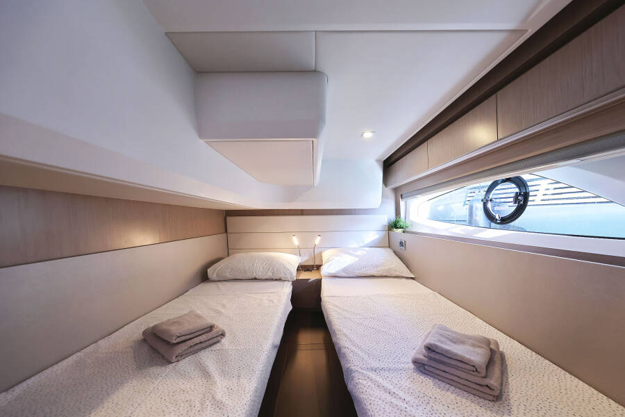 Sealine C390 Tireless