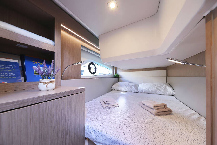 Sealine C390 Tireless