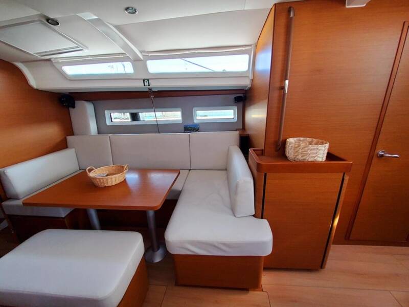 Sun Odyssey 440 Holiday Kiss