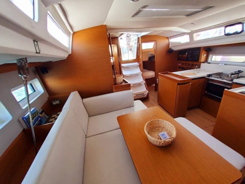 Sun Odyssey 440 Holiday Kiss