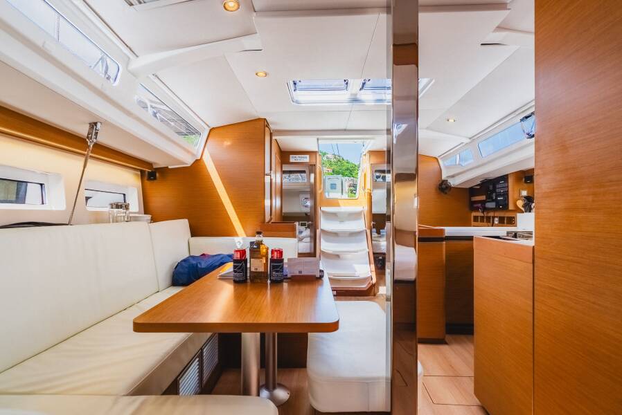 Sun Odyssey 440 Air Guitar