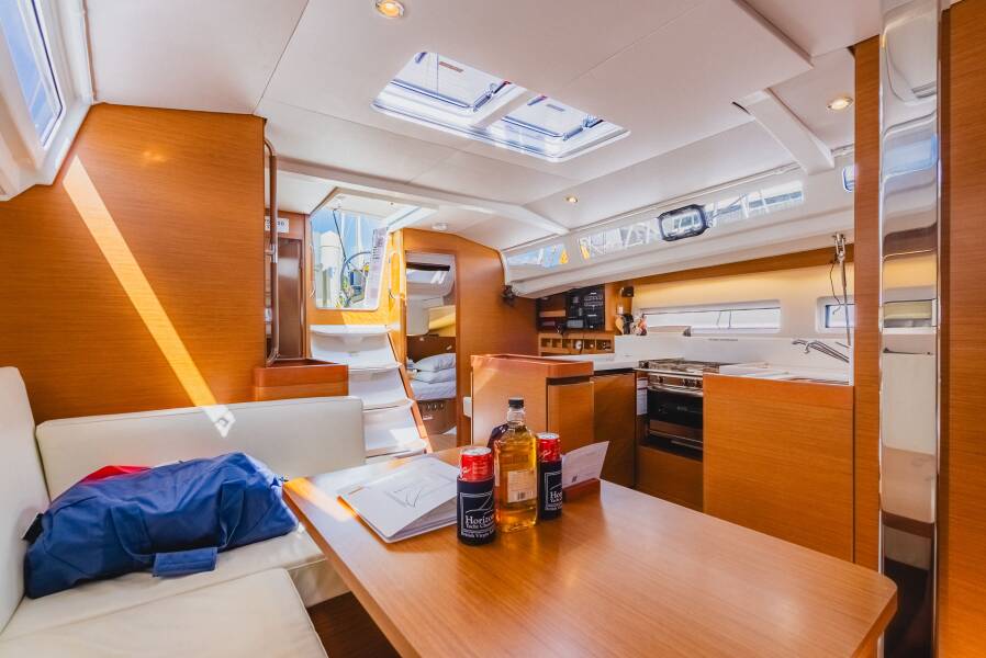Sun Odyssey 440 Air Guitar