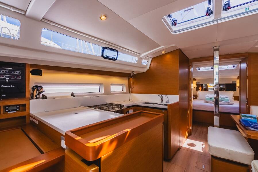 Sun Odyssey 440 Air Guitar
